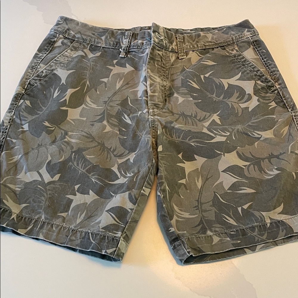 Aeropostale Men's Olive  Leaf-Print Casual Shorts 31